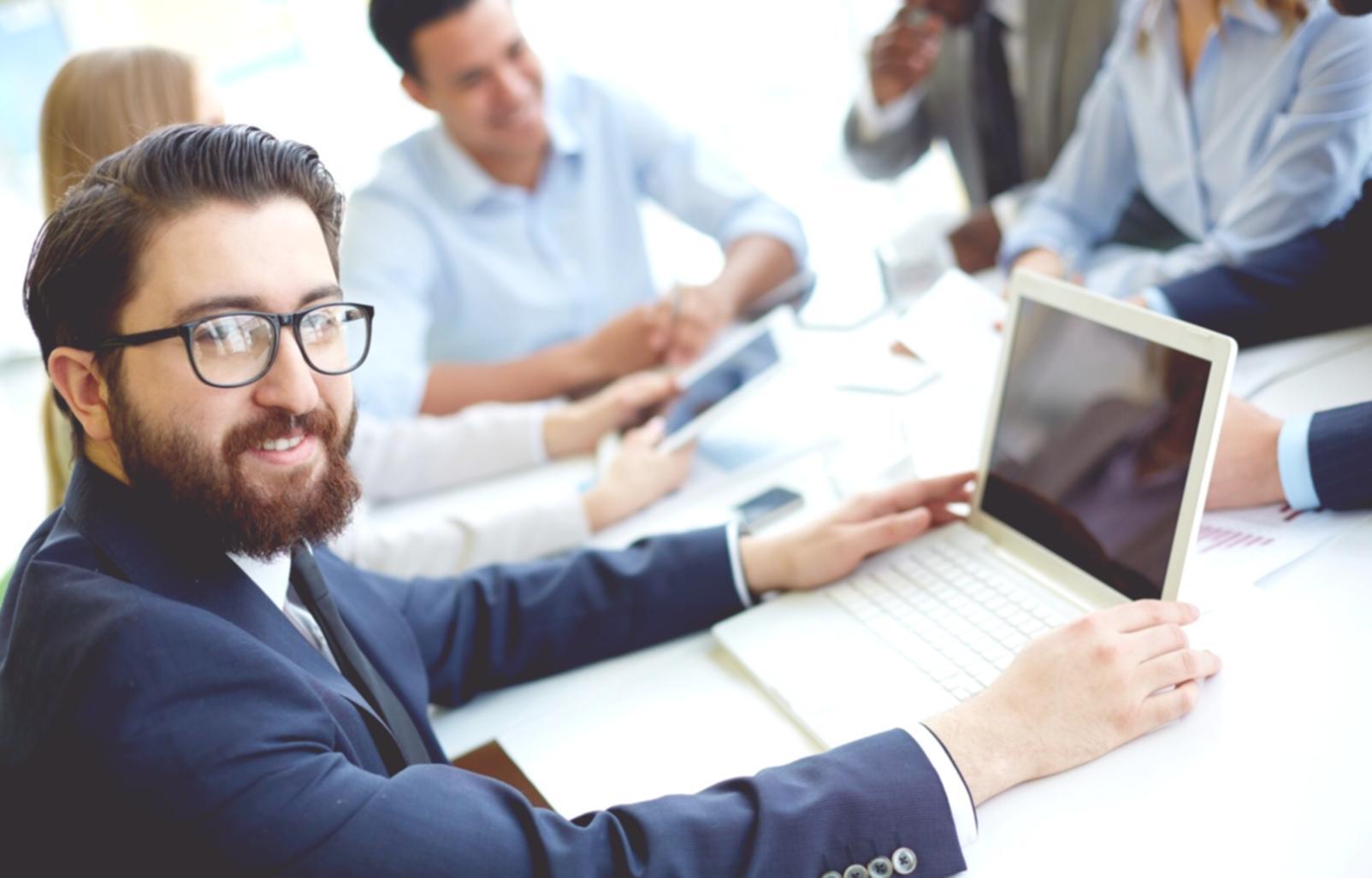 Team bei der Entwicklung von Budgetplanungslösungen